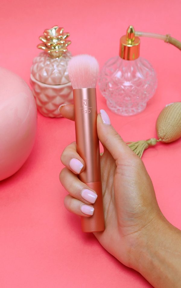 Cọ Tán Nền & Che Khuyết Điểm Real Techniques RT 220 Light Layer Complexion