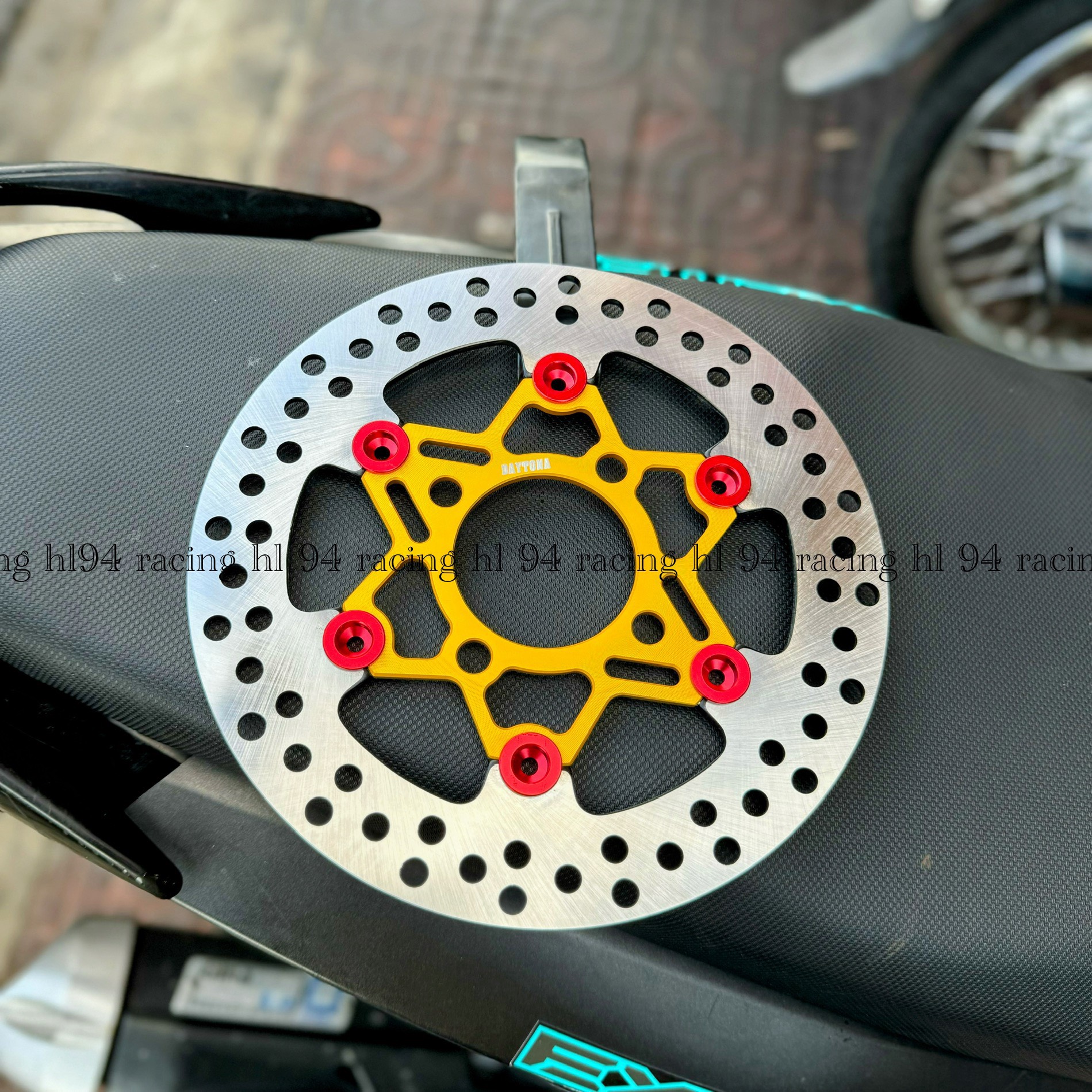 Đĩa thắng Daytona khoen đỏ 220mm lắp đặt nhiều dòng xe