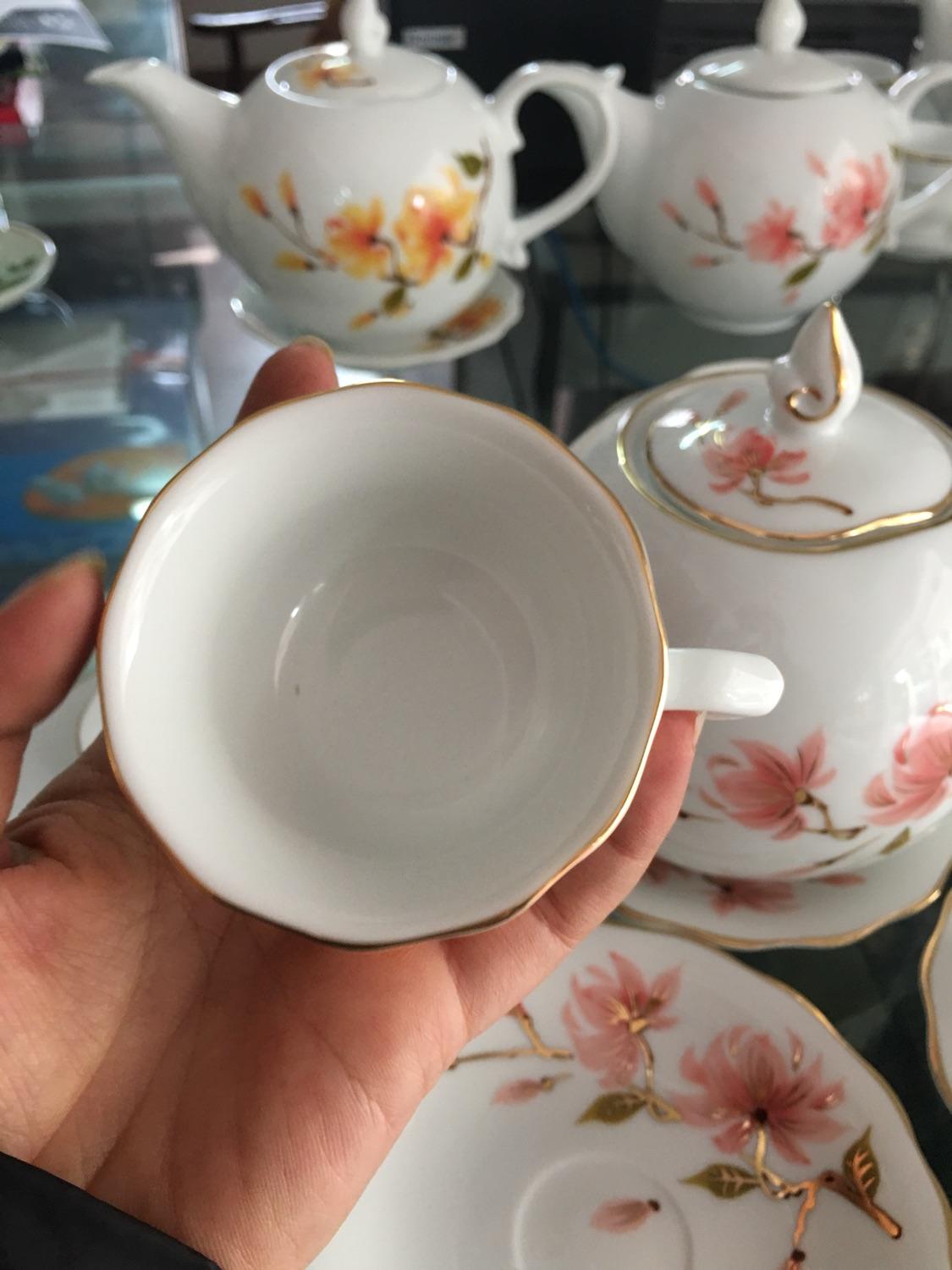 Bộ ấm chén hoa hồng kẻ chỉ vàng kim