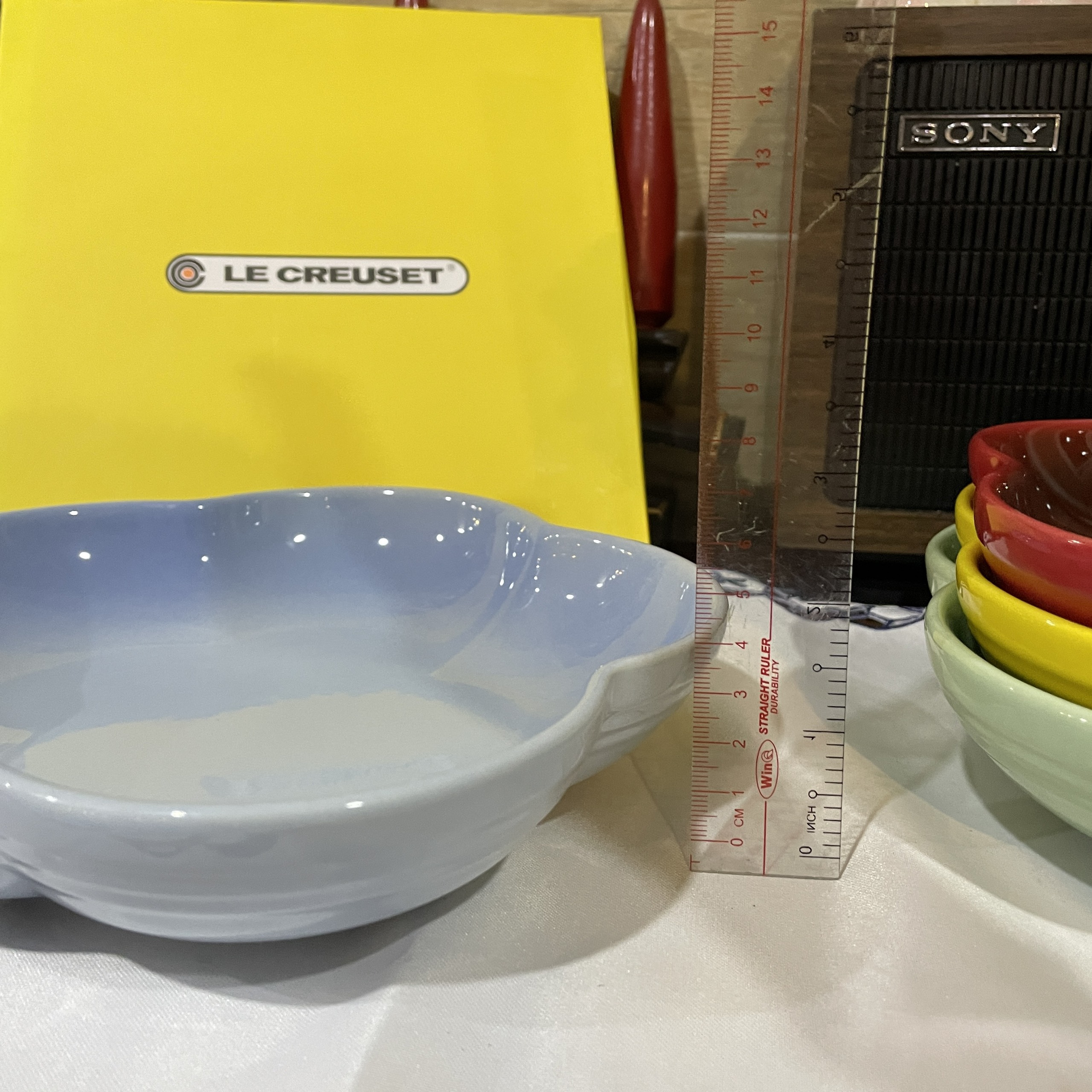 Set 4 cái đĩa Le Creuset ( Màu ngẫu nhiên ) hình dạng hoa 5 cánh 8" - 20cm- Le Creuset Flower Plate Dish 8" Bright Rainbow 4 Color