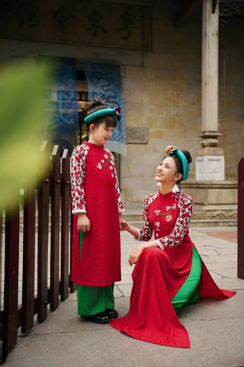 Set áo dài cho mẹ và bé phối tay hoa
