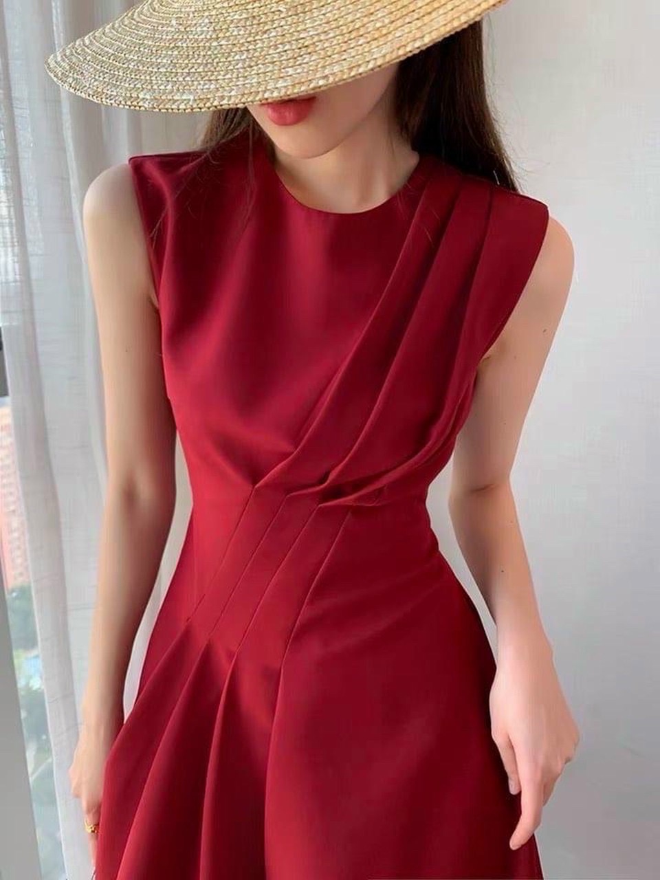 Đầm đỏ cổ tròn xếp li xéo