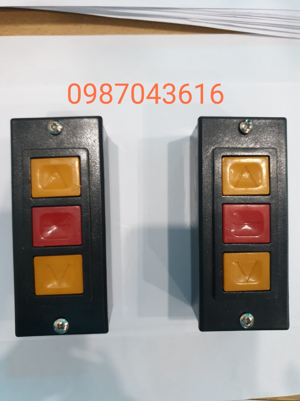 Hộp nút nhấn  cửa cuốn 3 nút