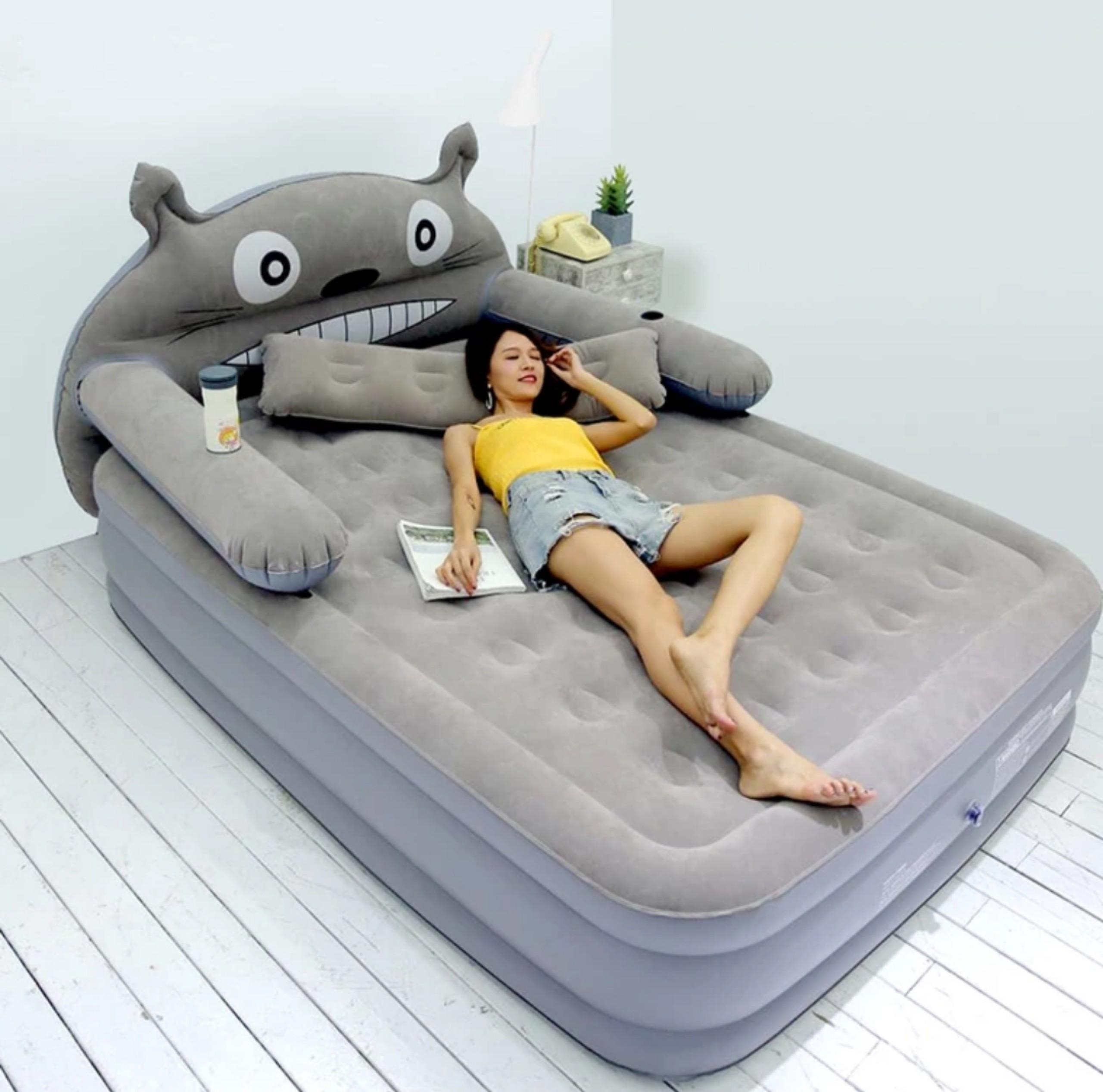 Bộ sản phẩm giường hơi hình mèo xám cao (150 x 220 x 40cm) Tặng kèm bơm điện, gối, bịt mắt, bịt tai, keo và miếng vá