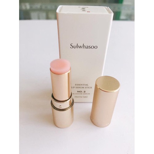 Son dưỡng môi Sulwhasoo Essential Lip Serum Stick Bổ sung độ ẩm  Hỗn hợp chiết xuất từ hoa rum và dầu hoa trà làm dịu đôi môi bị khô và tạo ra lớp dưỡng ẩm dài lâu với dầu và nước. Căng mọng nổi bật