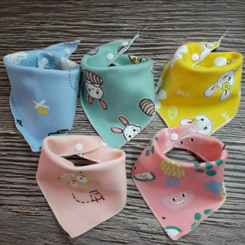B6 - Yếm Tam Giác Nỉ Cúc Bấm