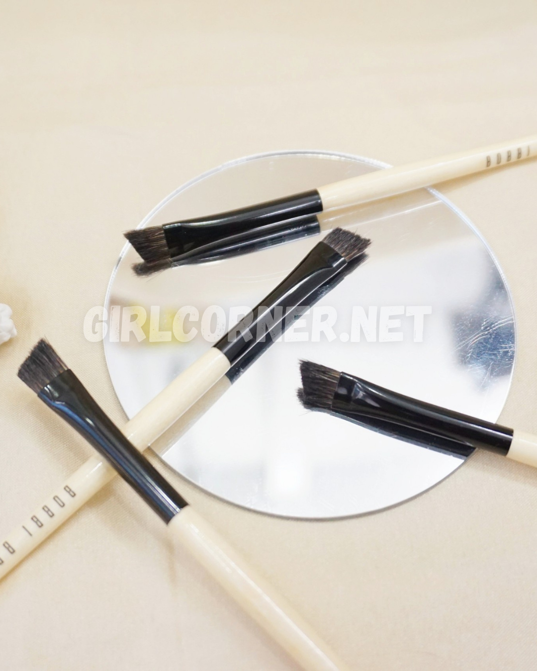 Cọ mày Bobbi Brown Eye Definer
