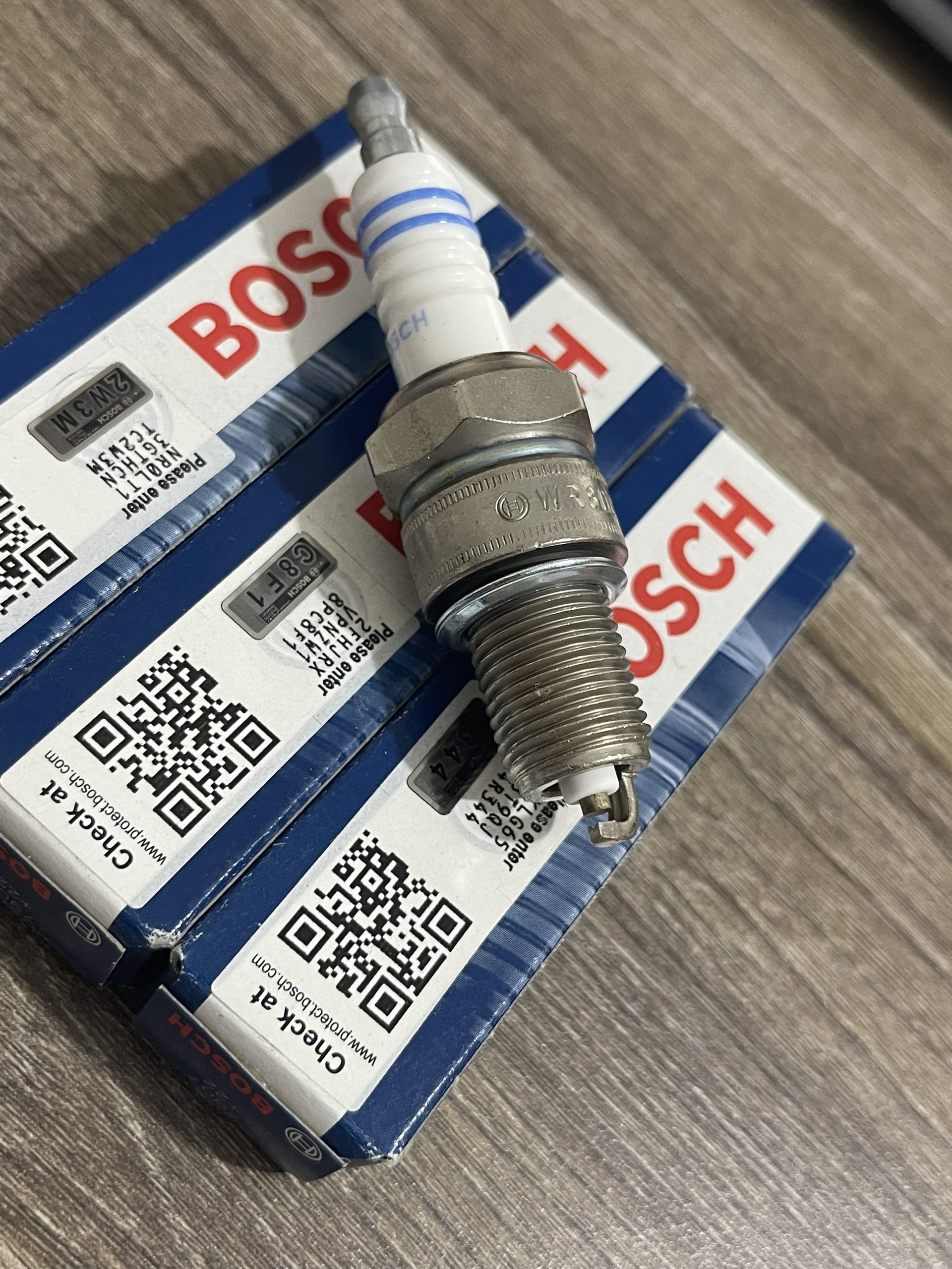[Chính Hãng] Bugi đánh lửa BOSCH WR8DCX+ cho xe Captiva 2.4, Lanos 1.5