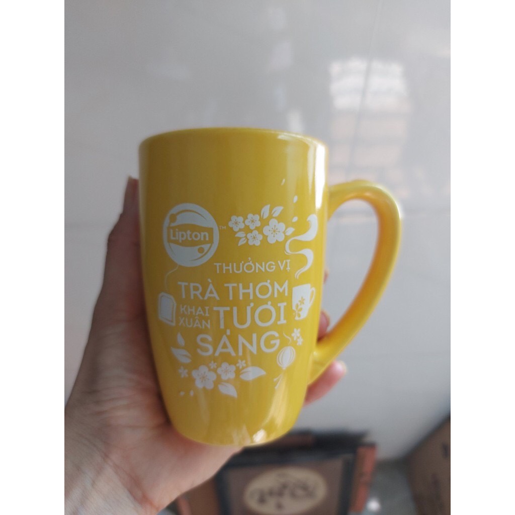 Ly sứ cao quai cầm tráng men vàng