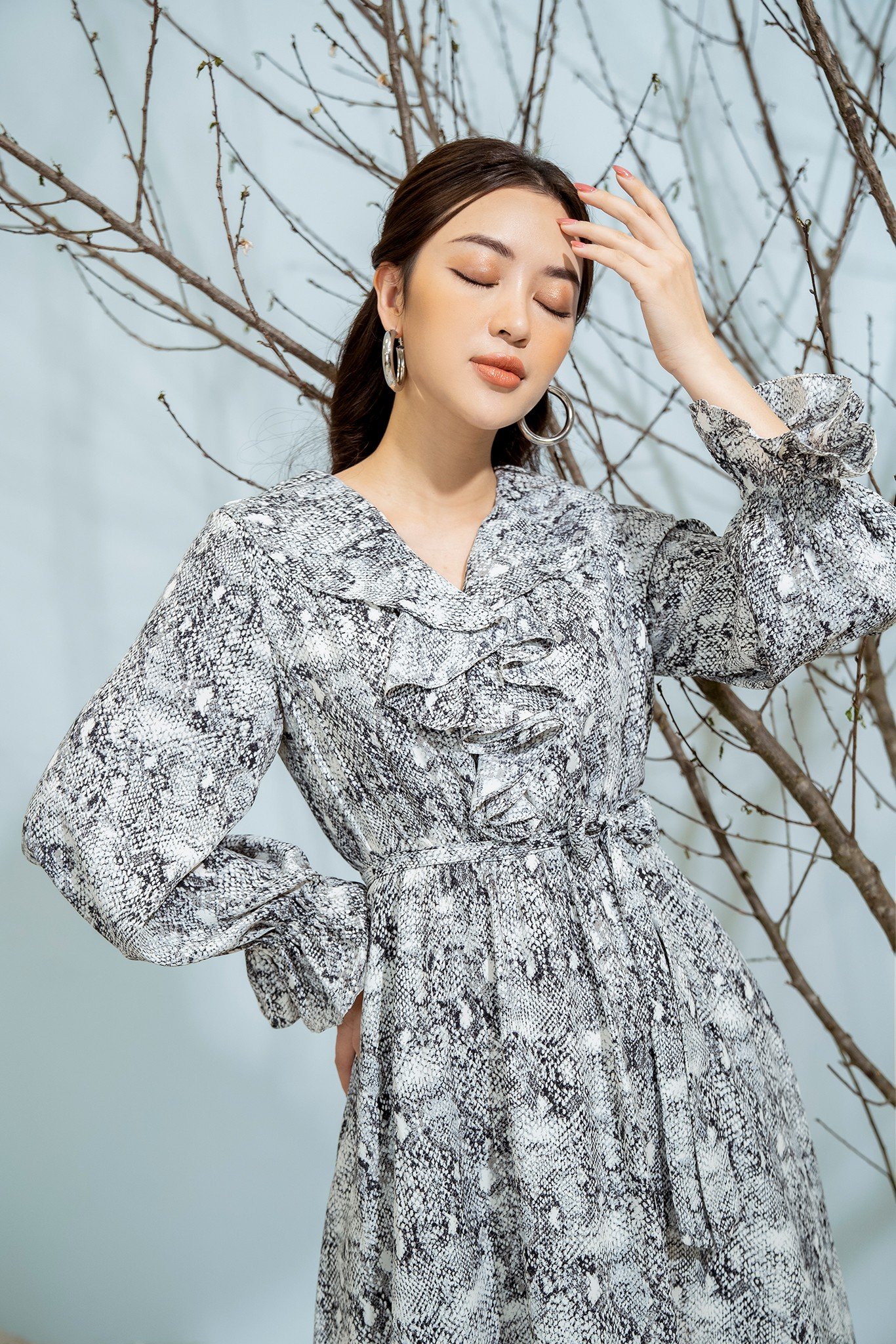 Đầm tay dài dáng thắt eo Eva de Eva 21SDKE114F