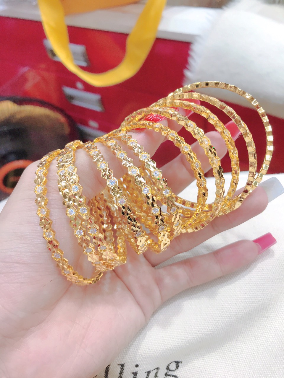 Lắc tay vàng nữ 18K 2019: Đây là mẫu lắc tay vàng nữ mới nhất năm 2019, với thiết kế độc đáo, tinh tế và đẳng cấp. Chất liệu vàng 18K cao cấp kết hợp với các đá quý tinh xảo mang đến vẻ ngoài thu hút và thanh thoát, tôn lên vẻ đẹp quý phái và tinh tế cho người đeo.