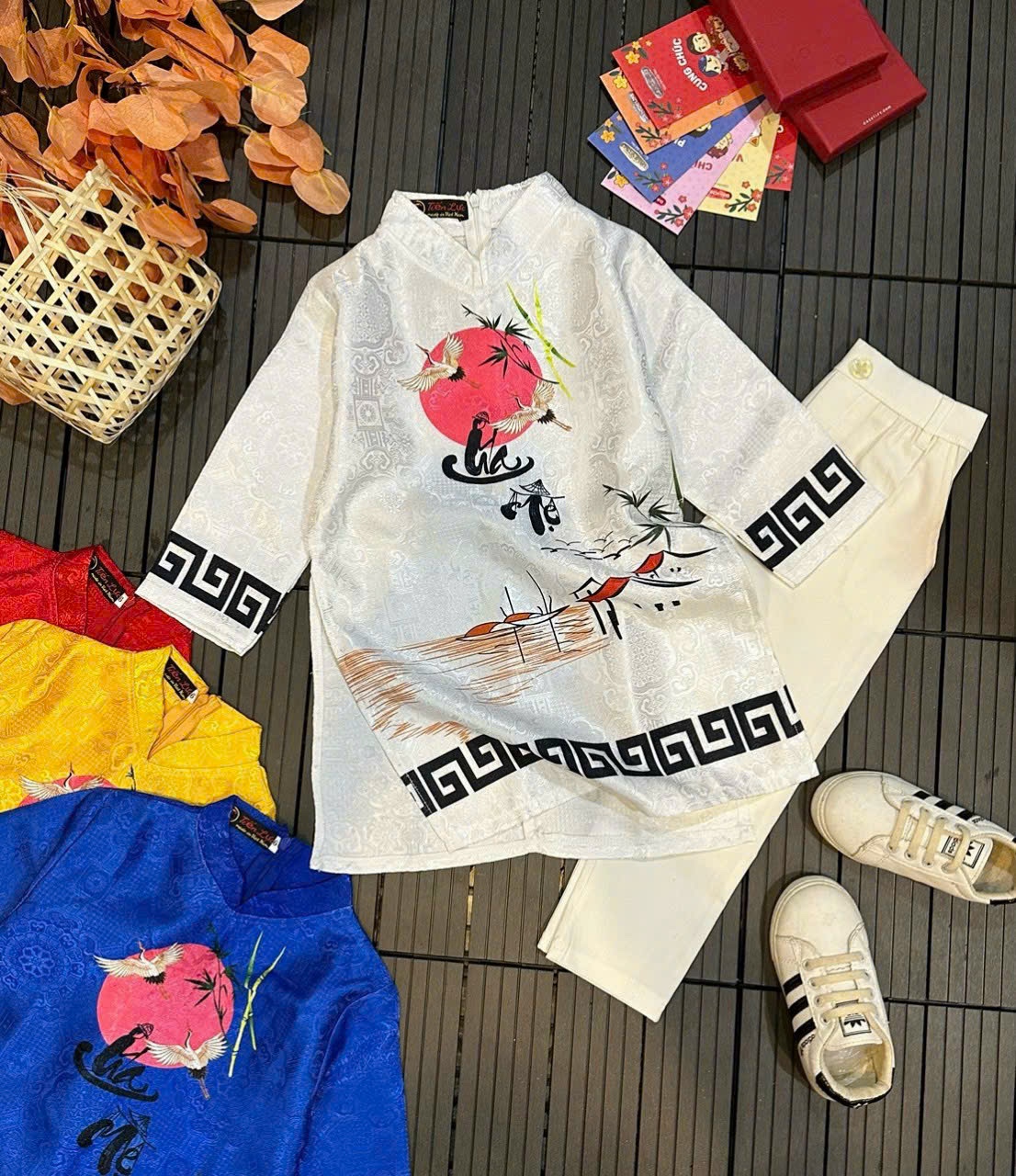 Áo dài cách tân bé trai cha mẹ