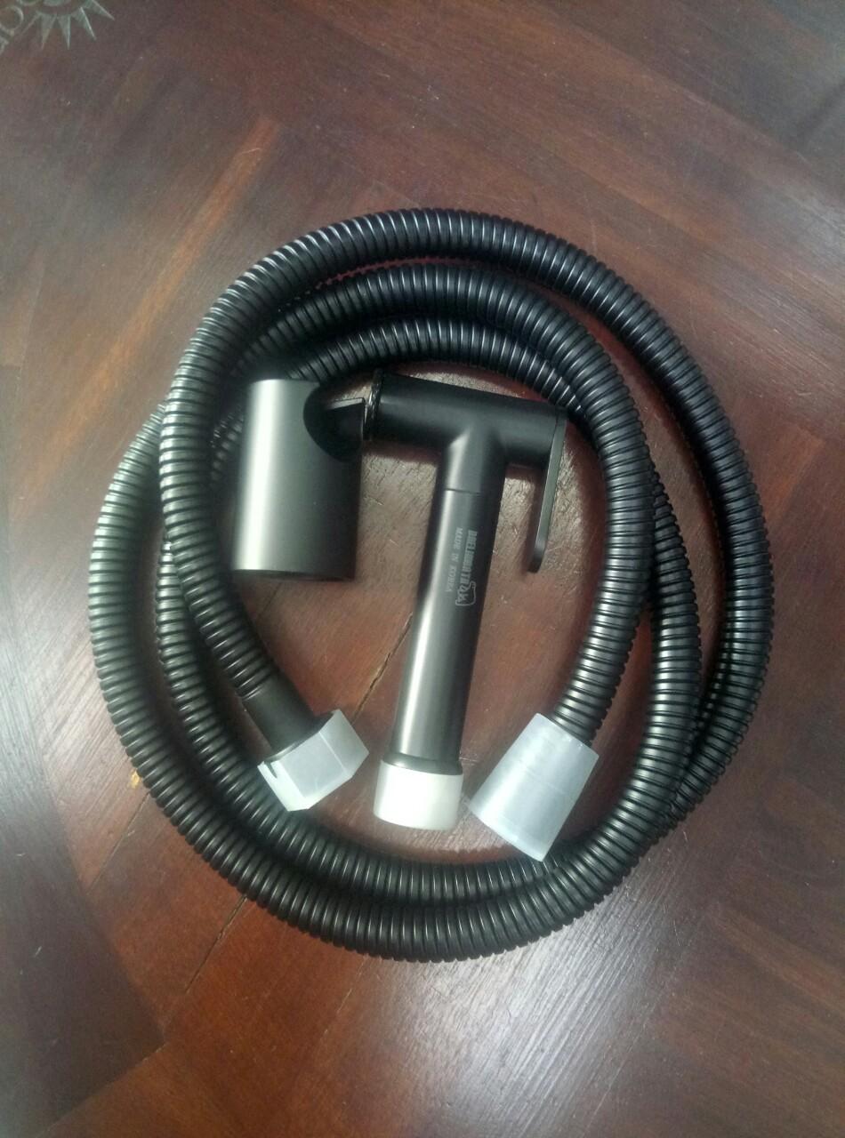Vòi xịt vệ sinh màu đen Daelim XB007
