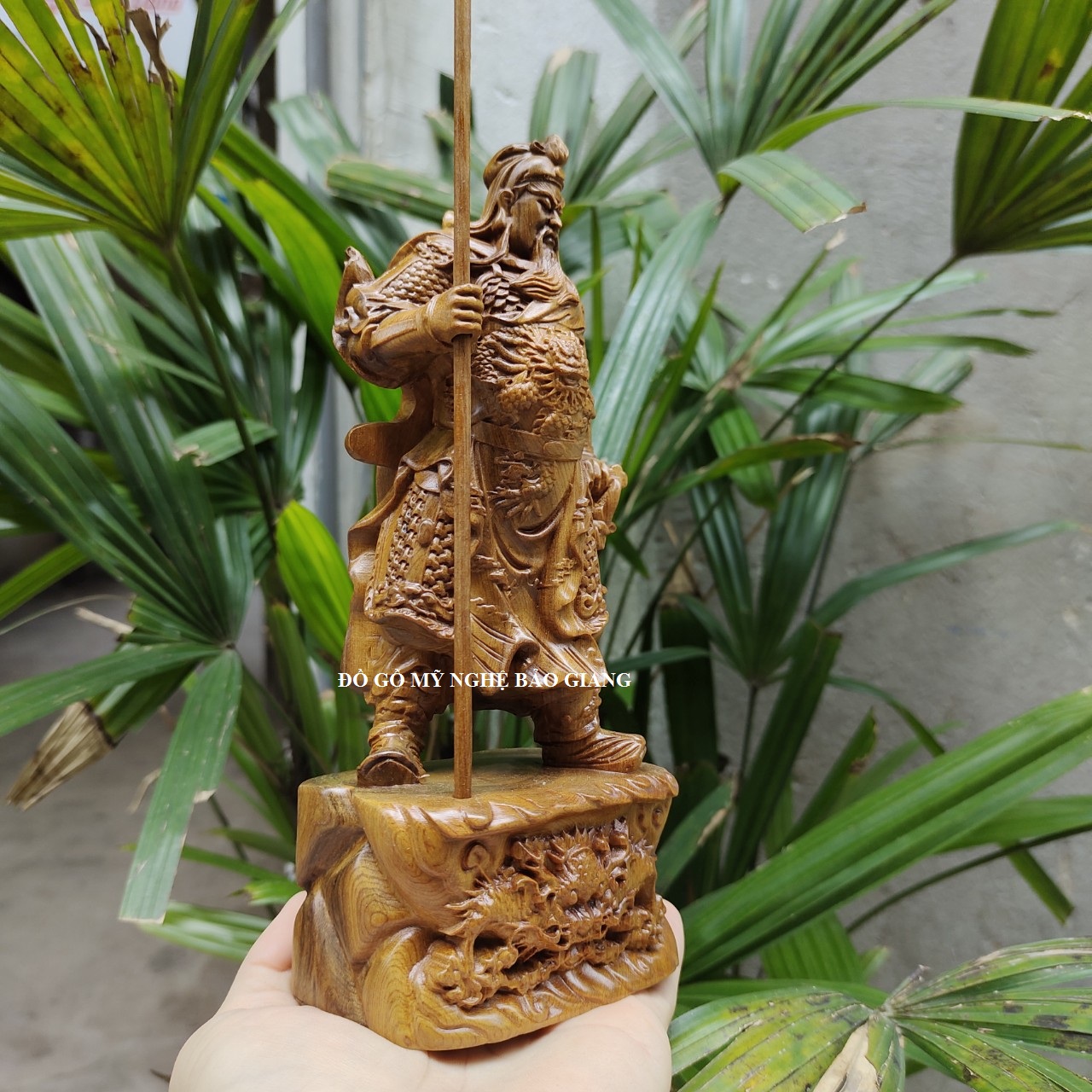 Tượng quan công gỗ bách xanh đế rồng