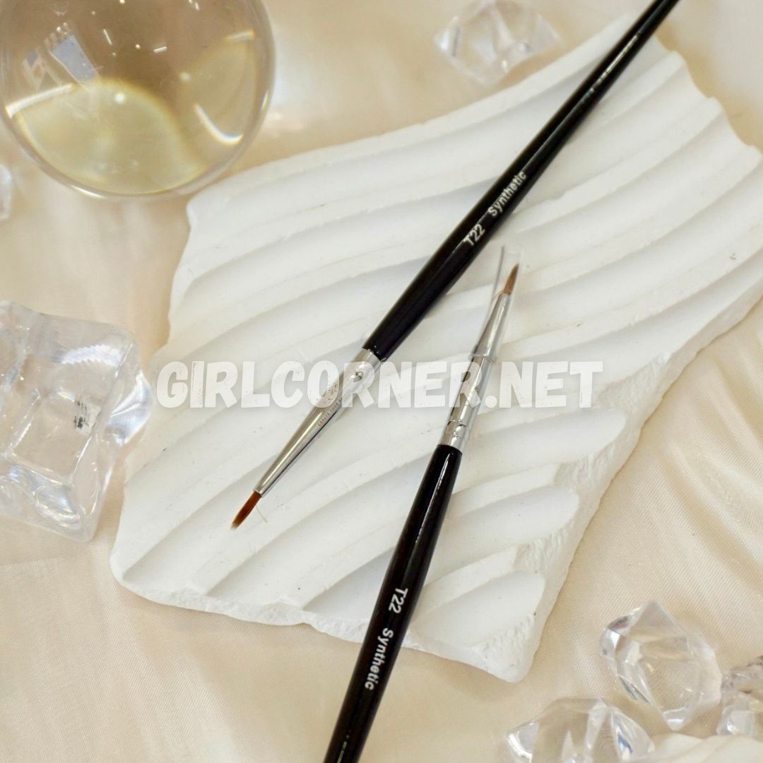 Cọ liner dáng mảnh Feather B T22