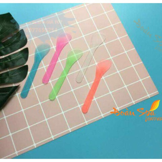 Que nhựa trong Spa combo 50c