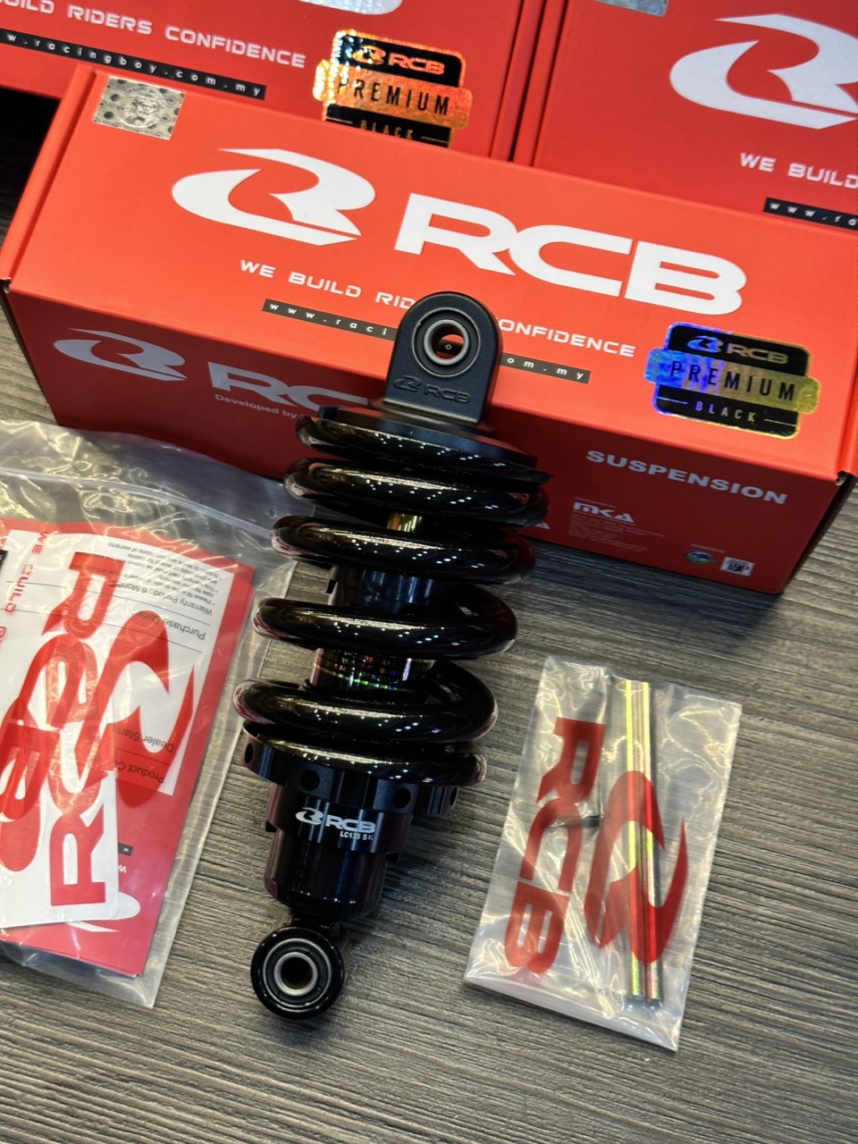 Phuộc sau RCB Ex135 mẫu M2 đen ty vàng