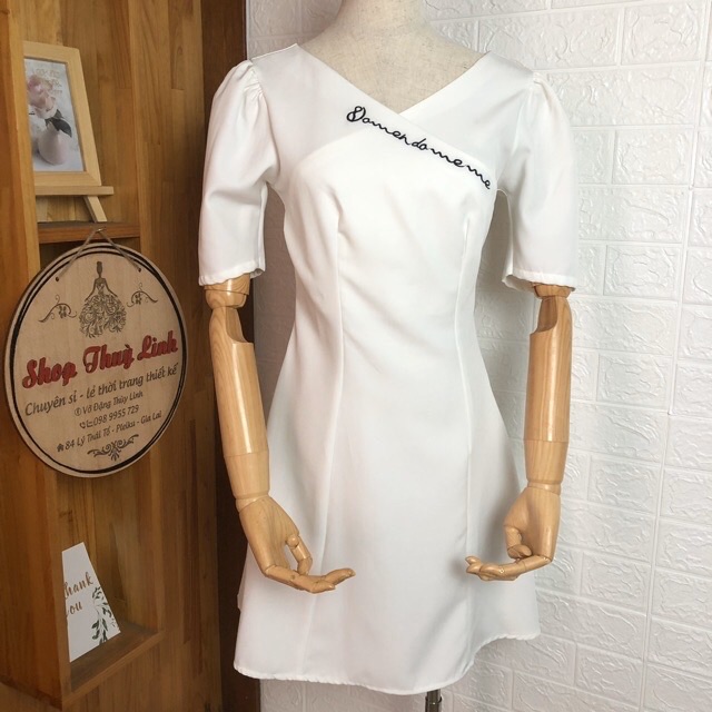 Đầm xoè cổ V thêu chữ