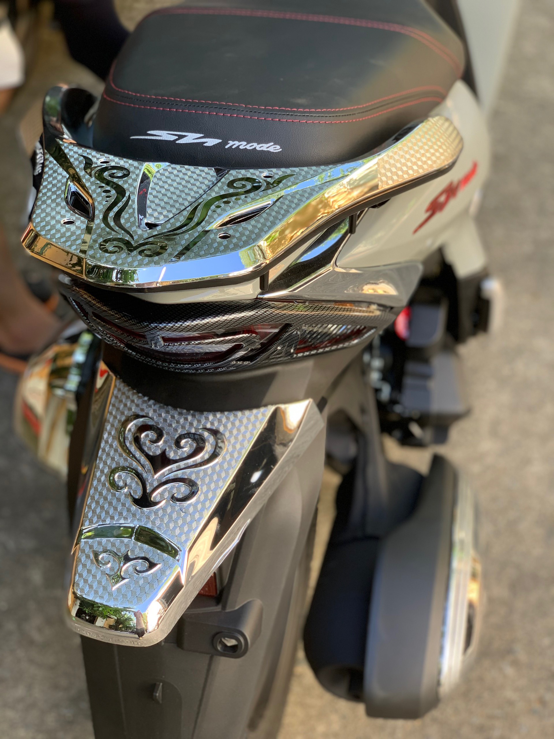 Ốp Chụp đuôi Shmode Cacbon và Xi cho xe Honda Shmode 2020-2023 chính hãng Artistar