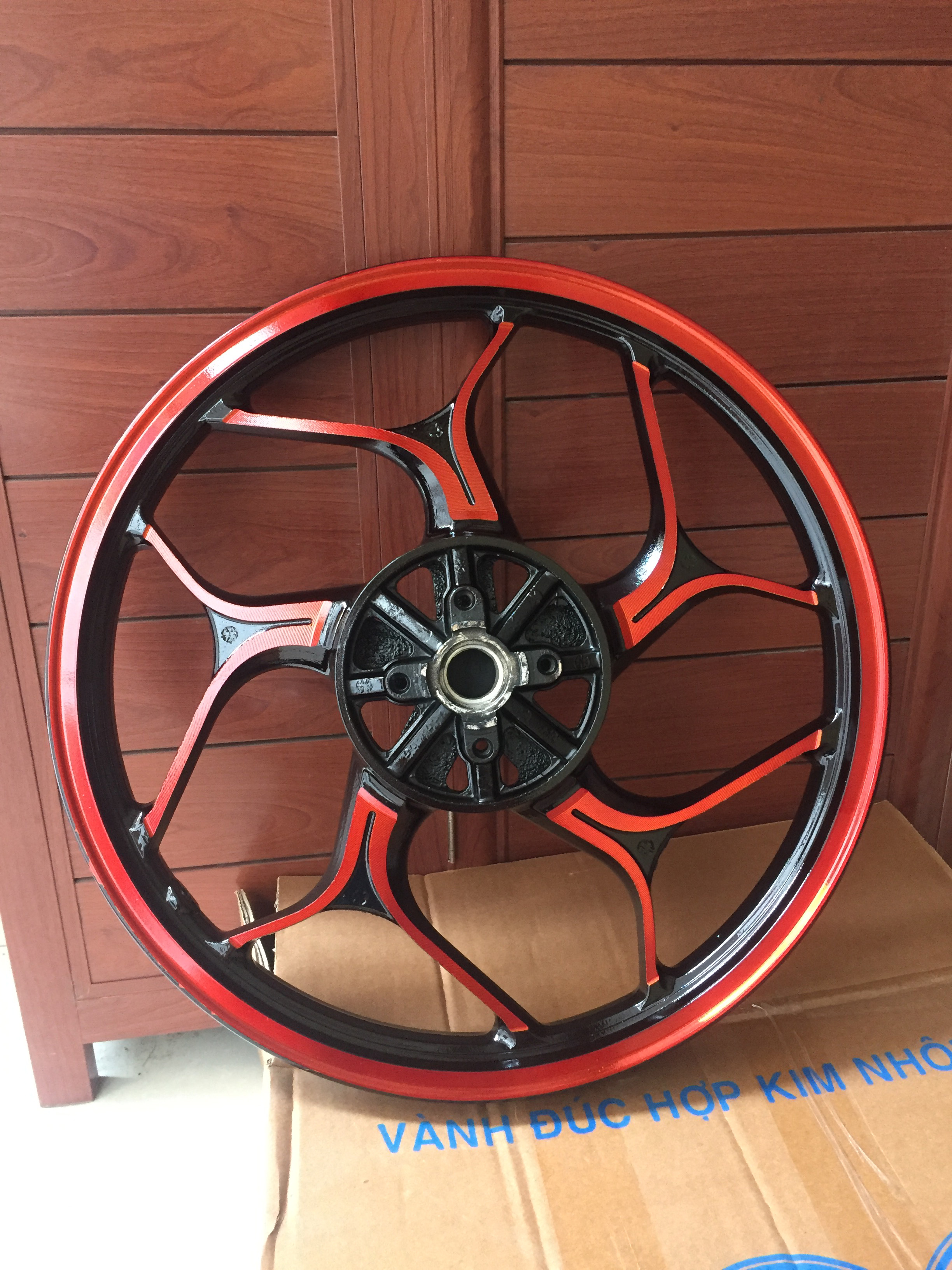 Vành đúc xe máy 10 nan đen đỏ phanh đĩa, phanh cơ