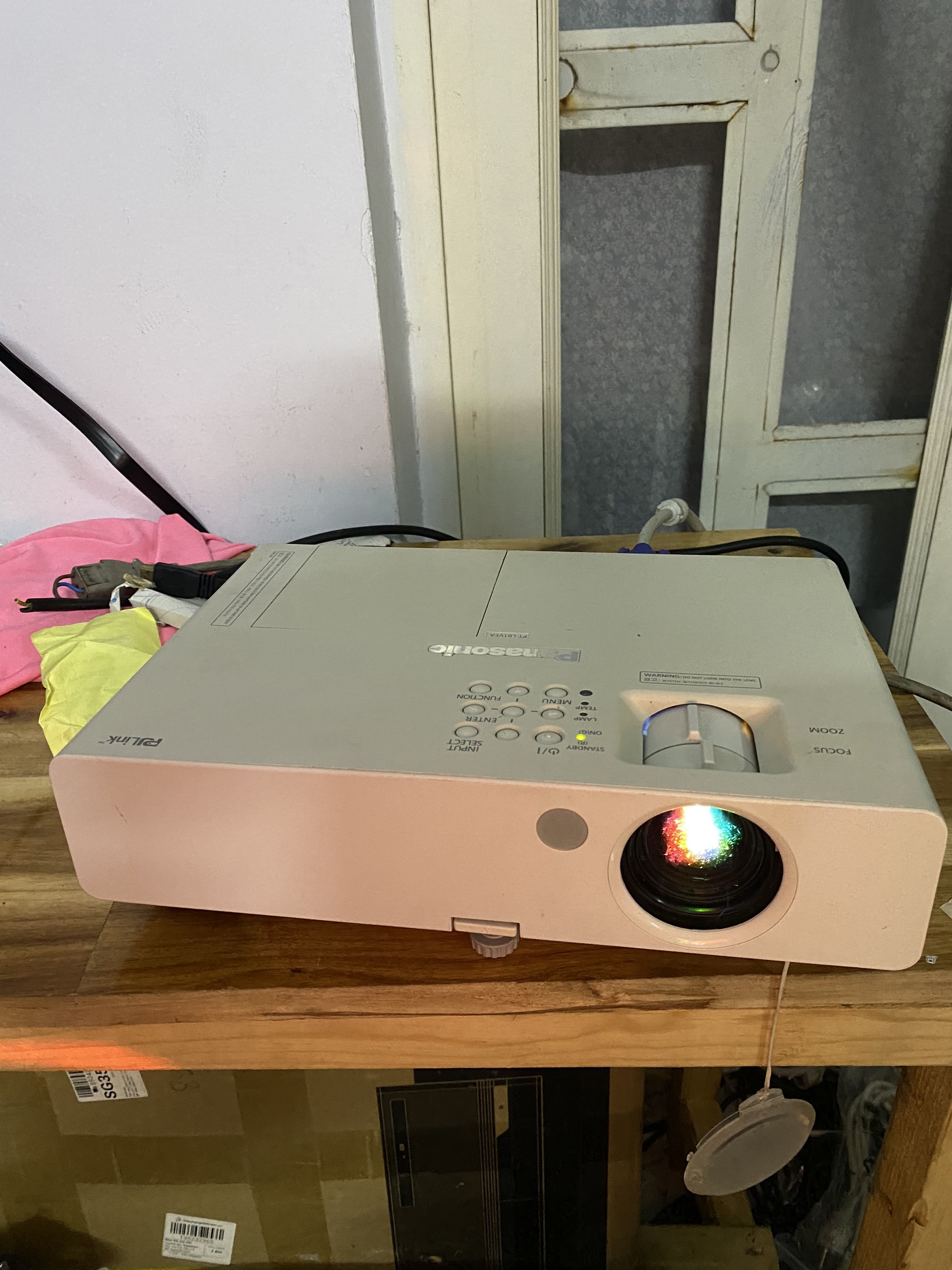 Máy chiếu 100in đẹp Panasonic PT-LB3