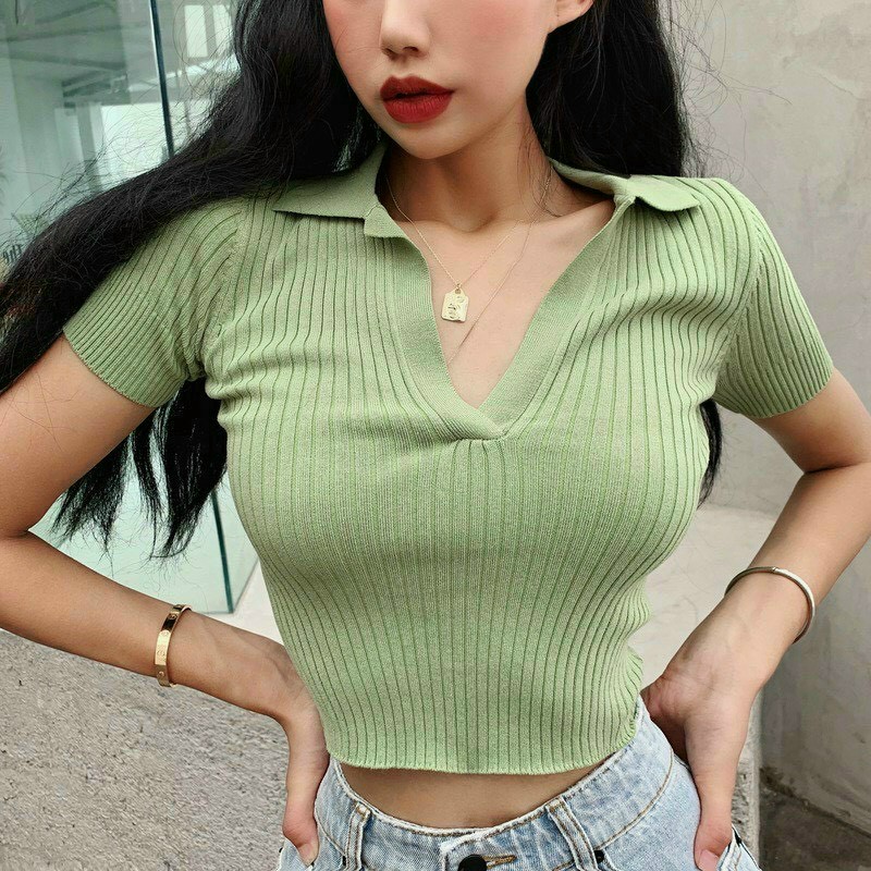 Áo kiểu gân nữ kiểu mới lạ có cổ sơ mi chữ V, thiết kế ngắn kiểu croptop ôm dáng vừa mặc, êm mịn thoải mái với chất vải thun cao cấp, phong cách vừa cá tính vừa thanh lịch cho các nàng lựa chọn phối đồ đi làm đi chơi