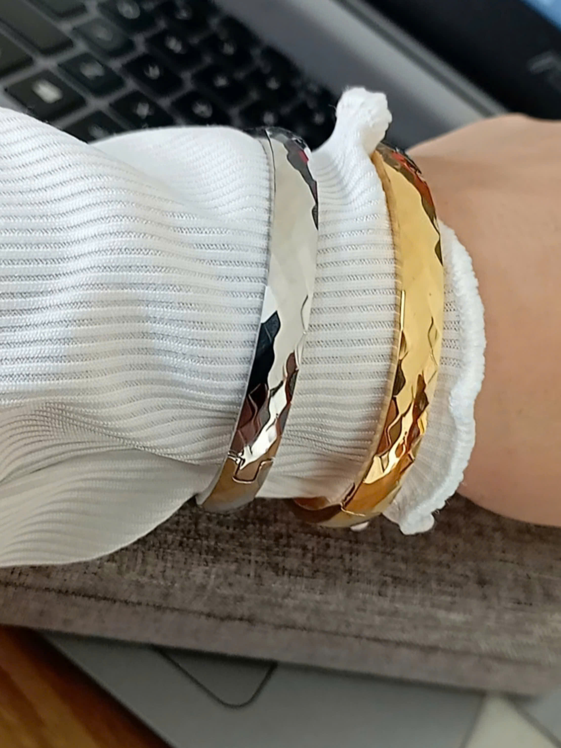 VÒNG TAY TITAN TRƠN ĐƠN GIẢN, BẢN MO TRÒN 5MM_ DẠNG HÌNH OVAL, CÓ KHÓA GÀI