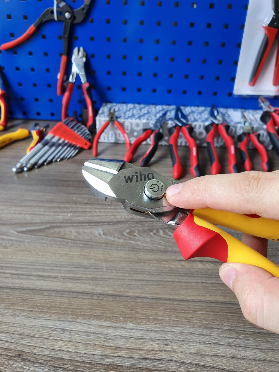 Kìm bi cut cách điện 1000V Wiha  38191