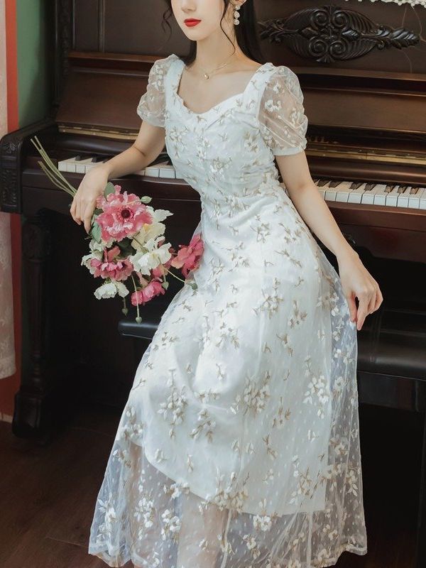 Đầm maxi trắng thêu hoa 2 lớp