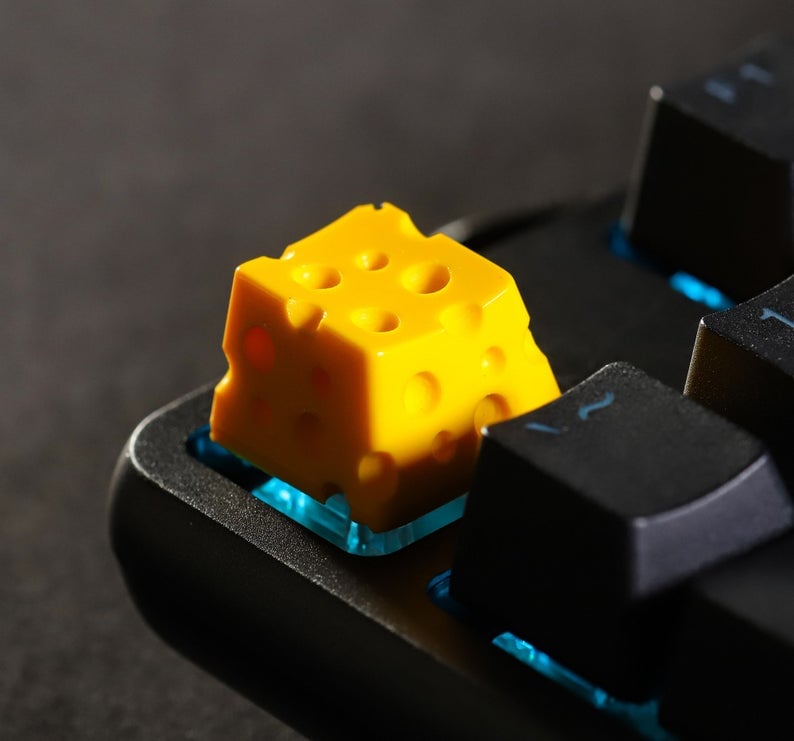 Keycap cheese vàng đậm trang trí bàn phím cơ gaming.