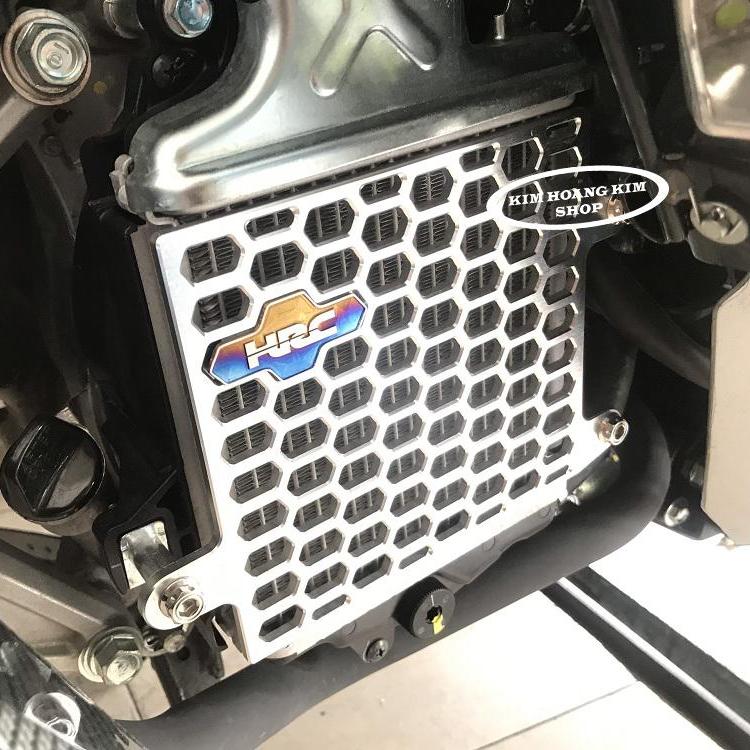 Che Két Nước Nhôm Trắng + Tem Titan HRC gắn Vario ,Airblade, Sản Phẩm Chất Lượng, Gian Hàng Uy Tín, Giá Cả Cực Tốt, Mua Ngay.