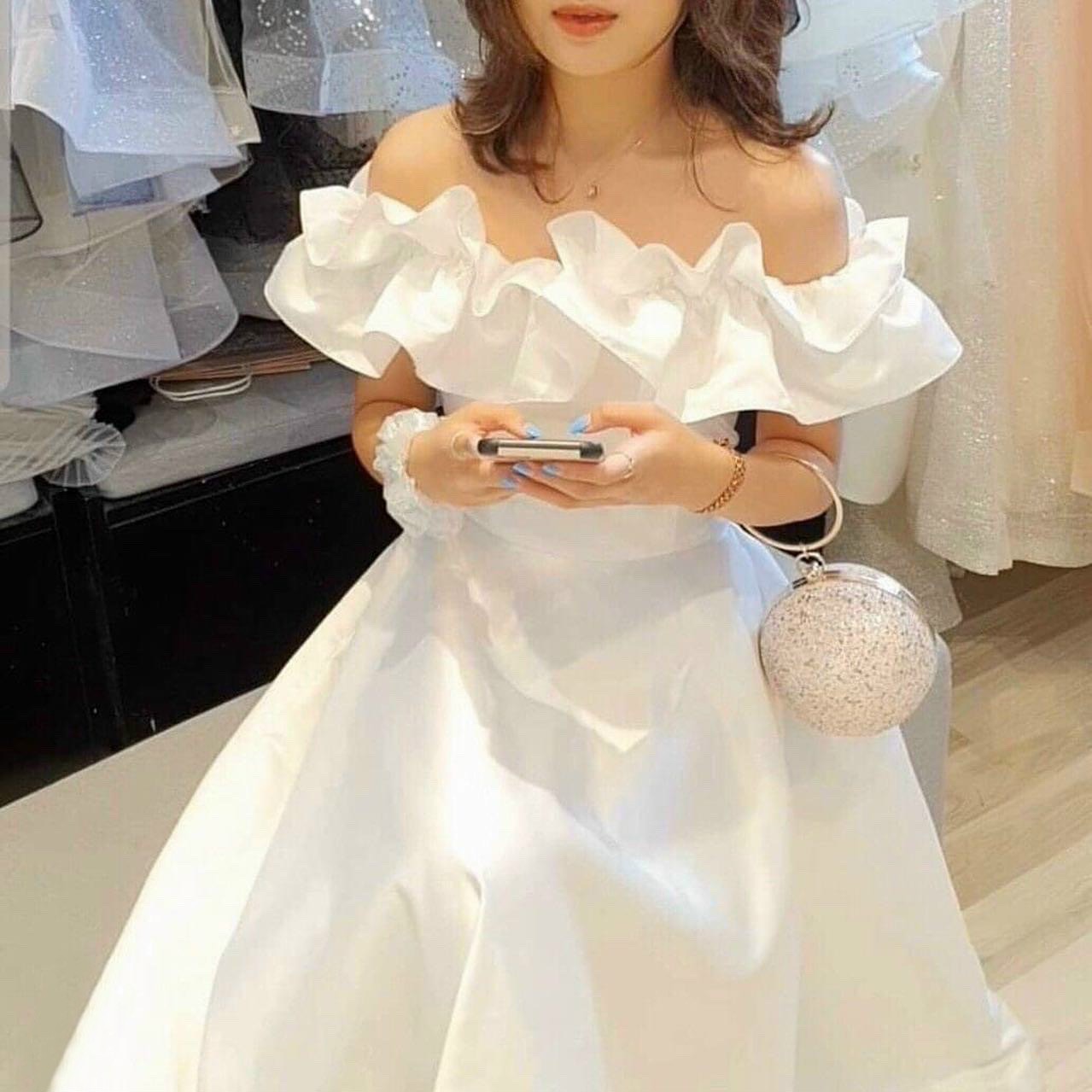 Đầm váy trắng dự tiệc bèo vai form dài