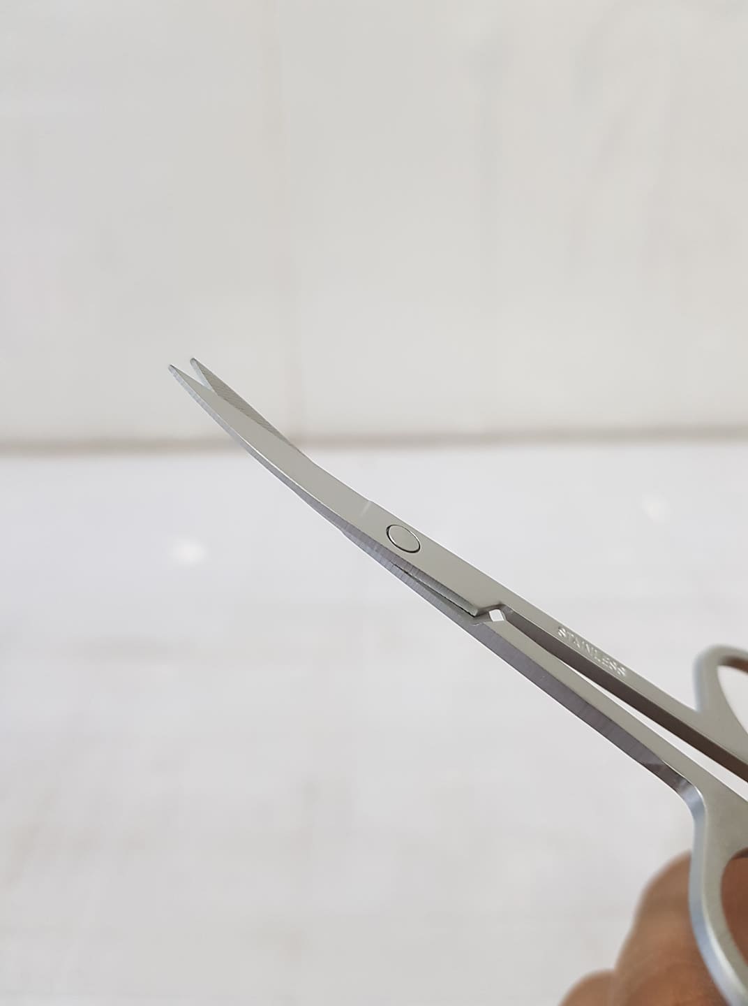 [HCM]Kéo Cắt Mi Tỉa Mày SURI