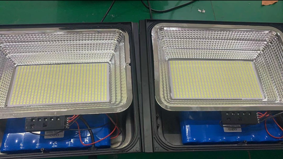 Đèn pha năng lượng mặt trời 300w