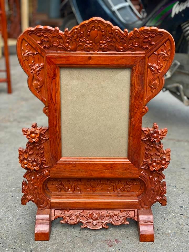 khung ảnh thờ hoa mai gỗ gõ đỏ kích thước ảnh 20x30 cm