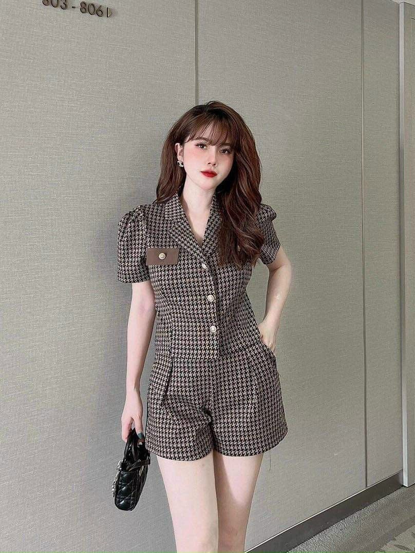 Set vest dạ màu nâu thời tran Hàn Quốc, set tiểu thư áo cổ V tay ngắn, set đùi caro sọc nâu mặc đi chơi sang chảnh
