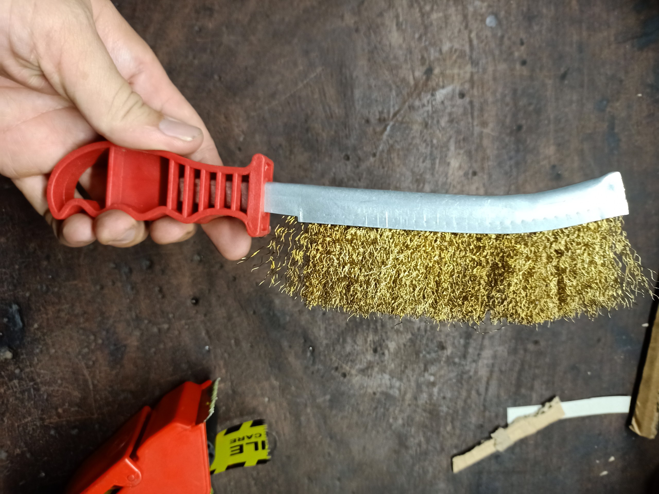 BÀN CHẢI SẮT CÁN NHỰA ĐỎ