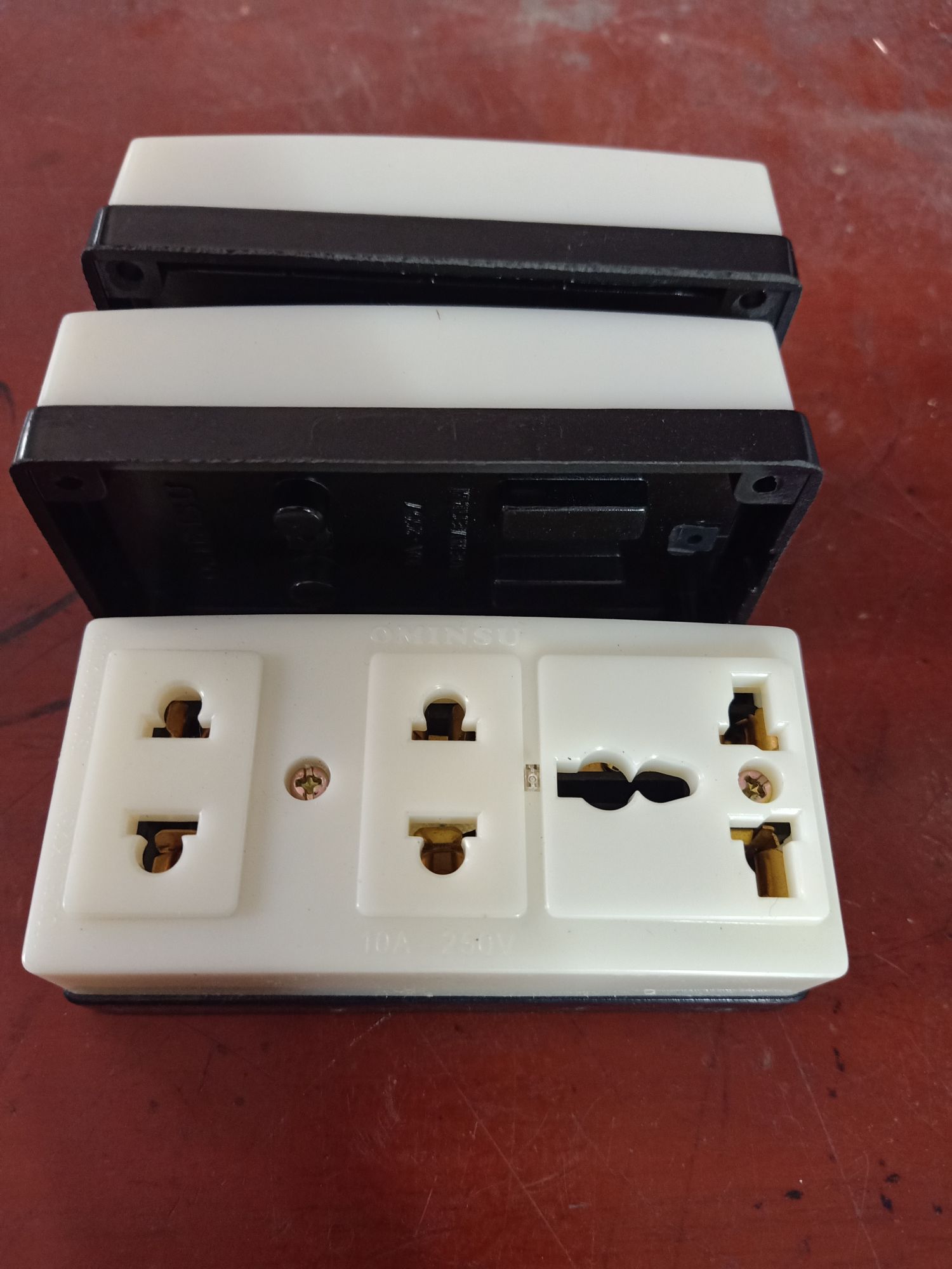 Ổ cắm 3 Ominsu có đế Metal Tools