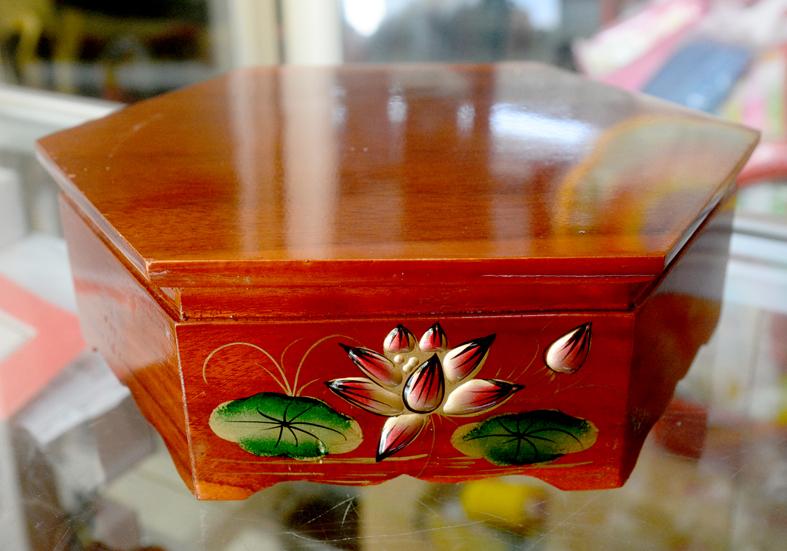 [HCM]Đôn gỗ lục giác đặt tượng thờ khắc hoa sen nổi-Nhiều cỡ