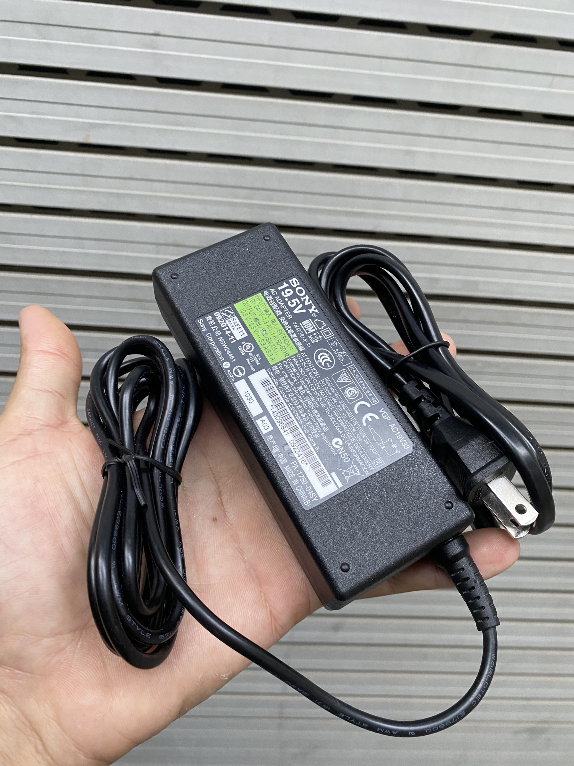 Sạc pin laptop SONY 19.5V-3.9A bản gốc zin theo laptop sony