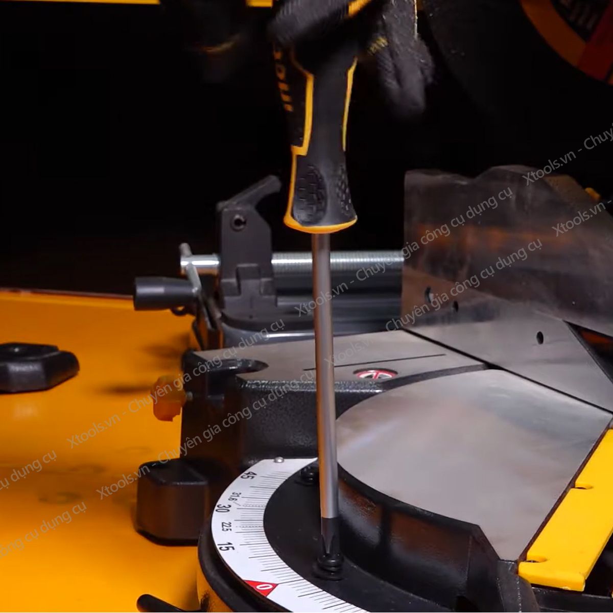 Bộ 10 tua vít HKSD1028 thiết kế nhỏ gọn. Bộ tuốc nơ vít chất liệu CR-V, đuôi tròn, tay cầm bọc thêm 1 lớp nhựa tạo cảm giác êm ái