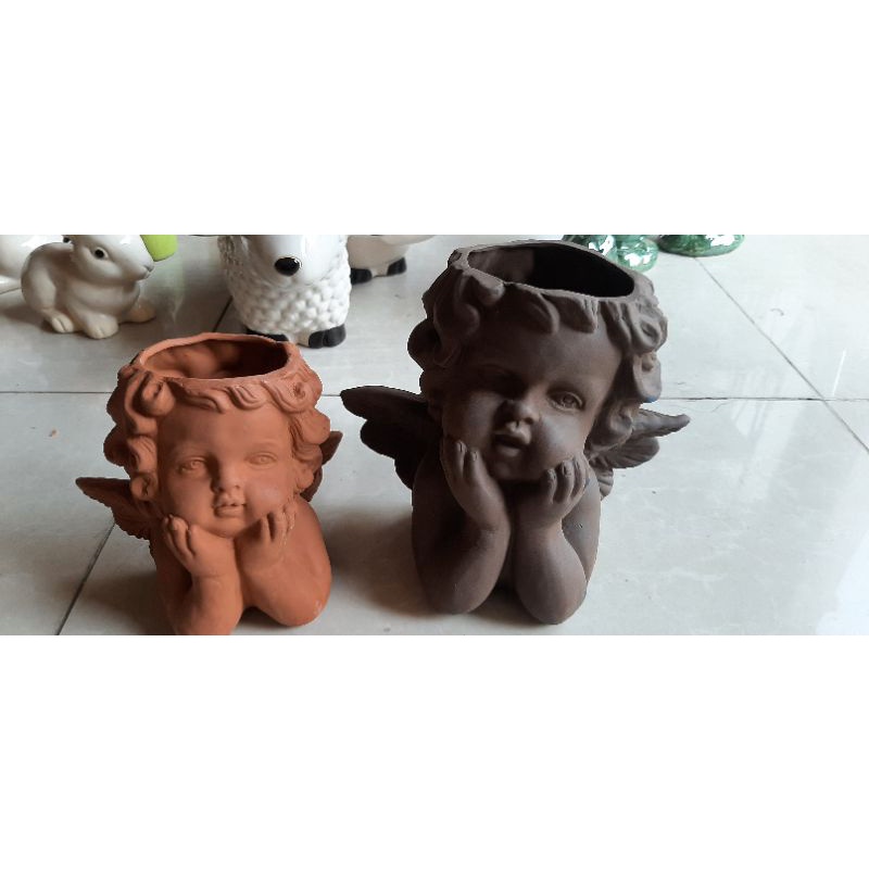 Chậu đất nung hình thiên thần chống cằm.