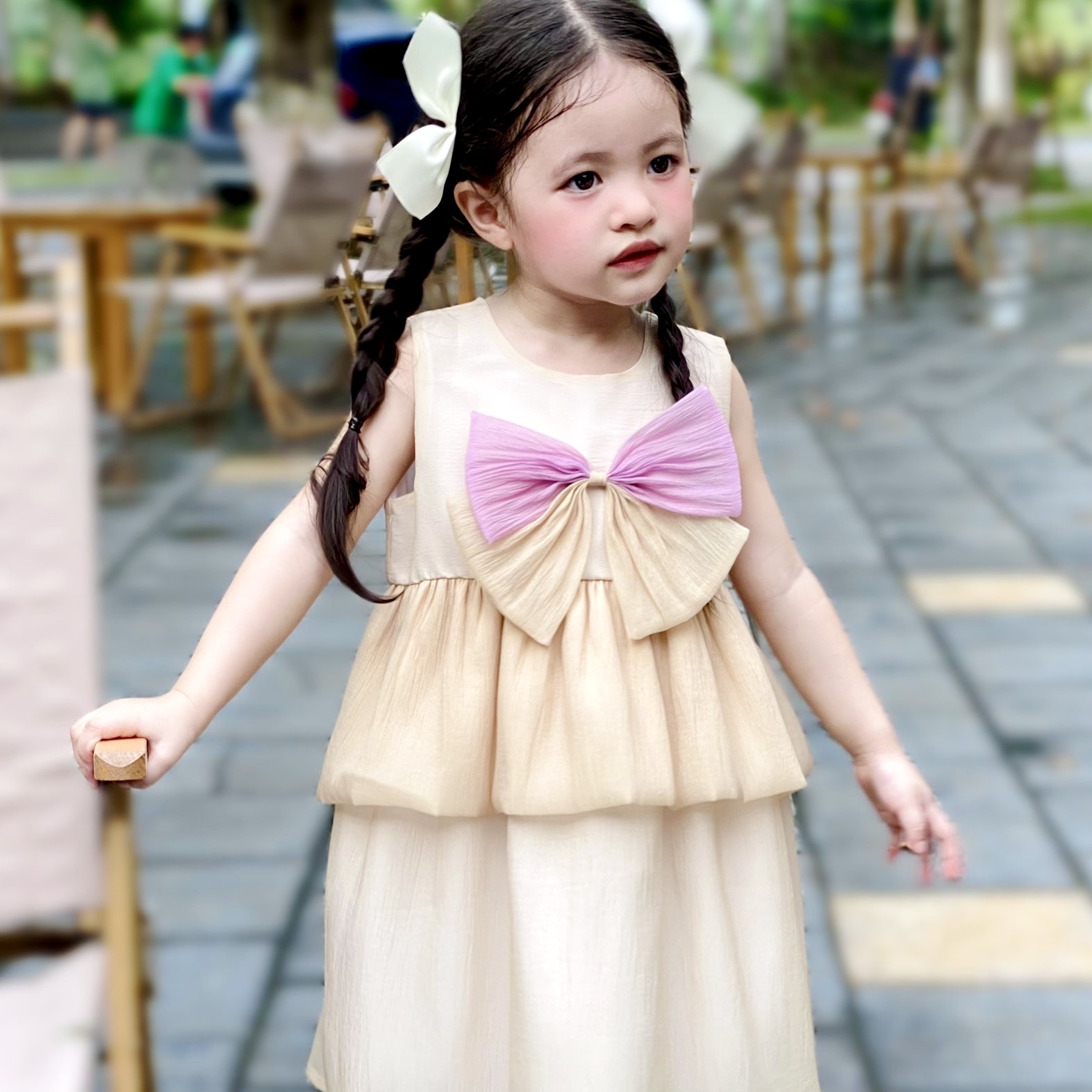 Đầm A tím tay phồngcoor tròn đính nút mặc sang