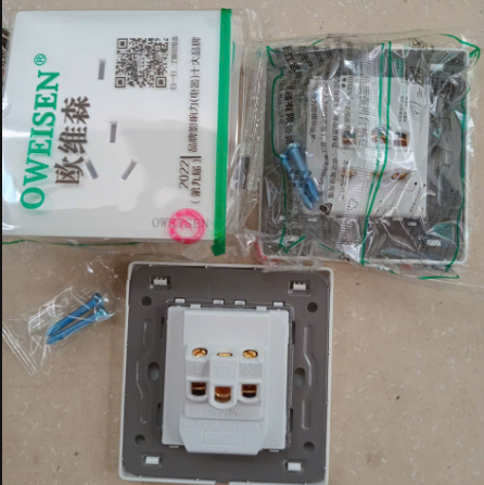 Mặt ổ cắm 5 lổ dẹp có nắp che10A 250V