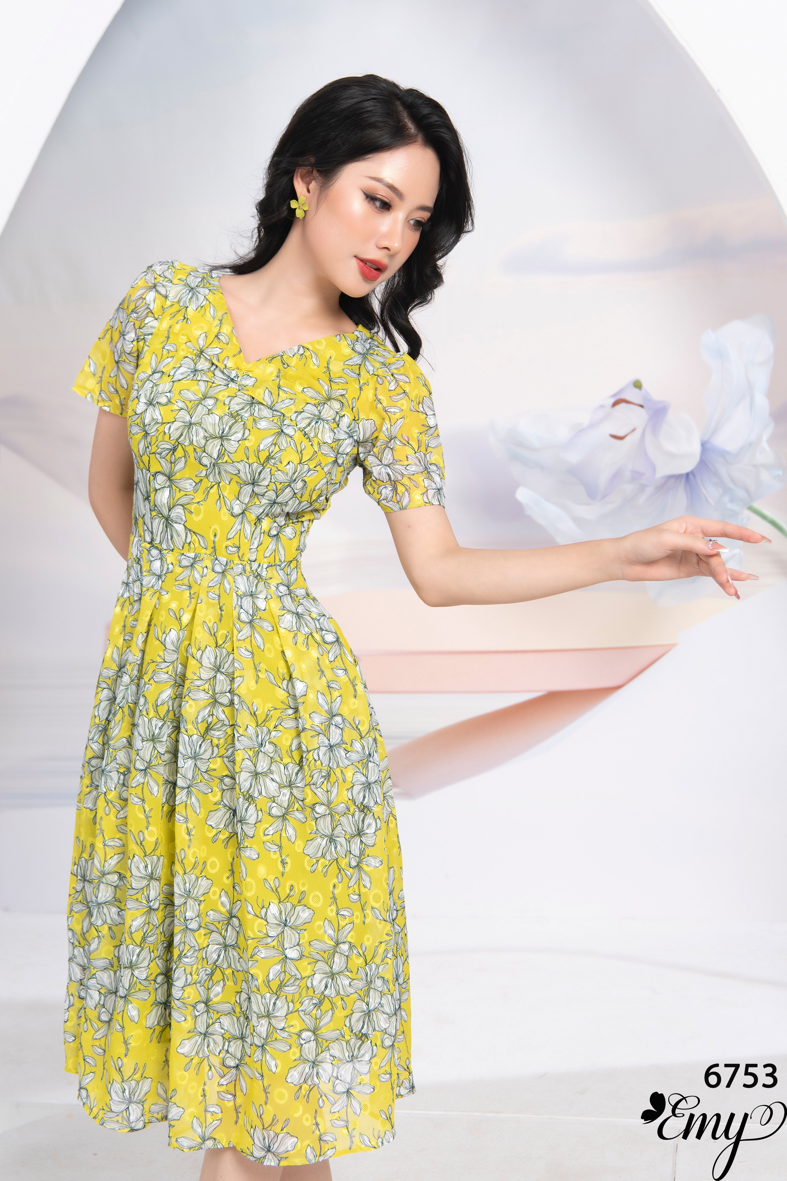 Đầm EMY EM6753 Xoè Cổ V HT Hoa