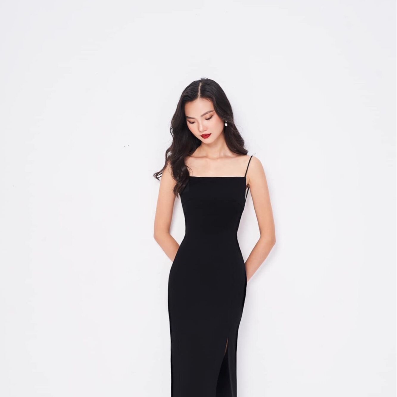 Đầm 2 dây hở lưng đi tiệc màu đen (AMORE)