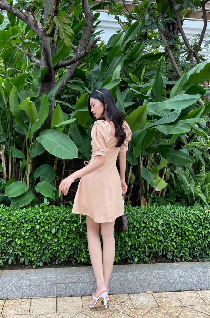 đầm xoè tay phồng cổ vuông đan dây eo phong cách