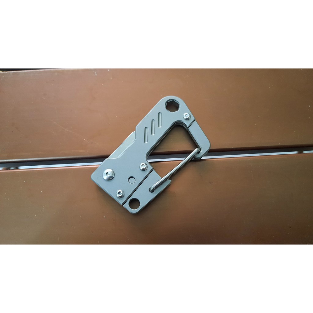 Móc khóa carabiner Tacray titanium có lưỡi dao