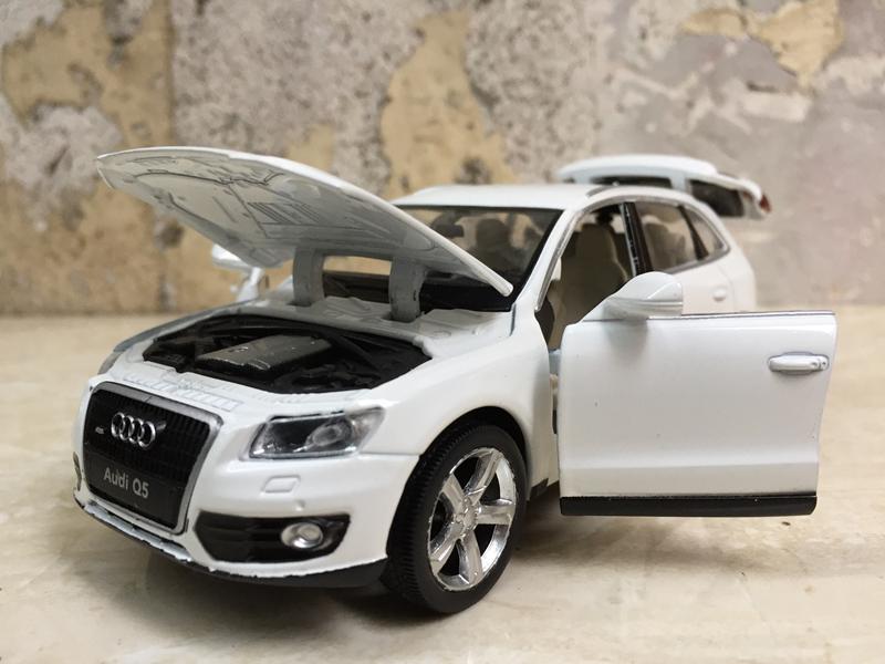 Mô hình xe Ô tô AUDI Q5 1:32
