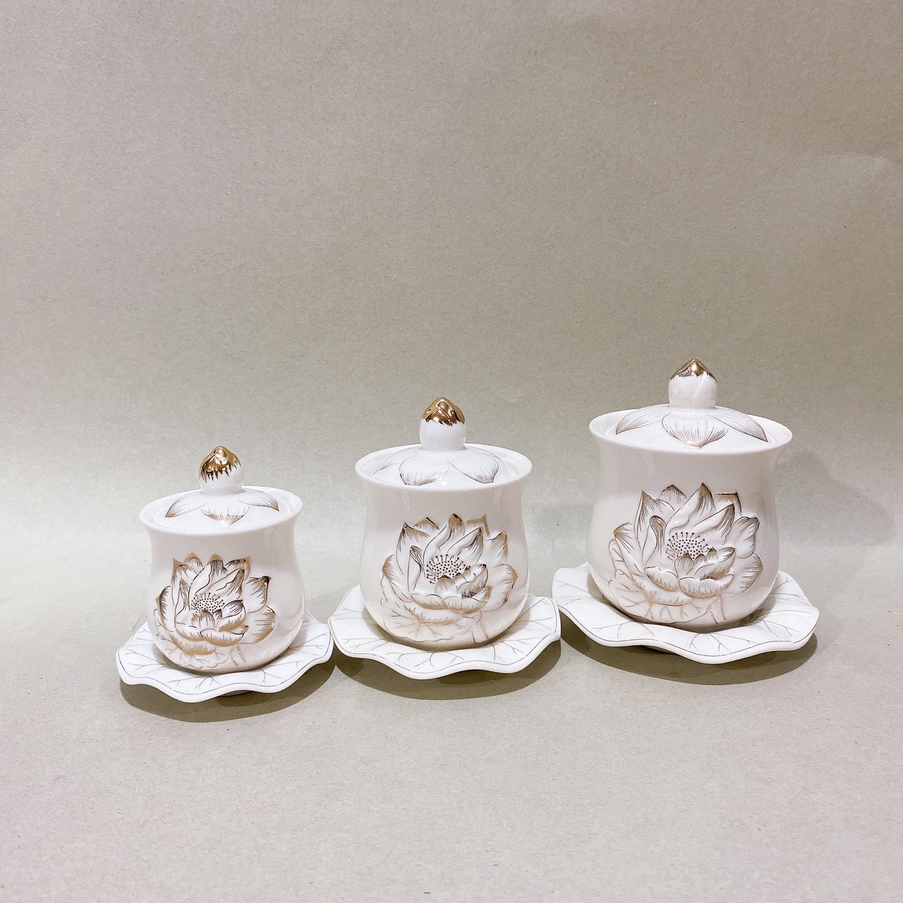 Chung Nước Thờ Cúng Hoa Sen